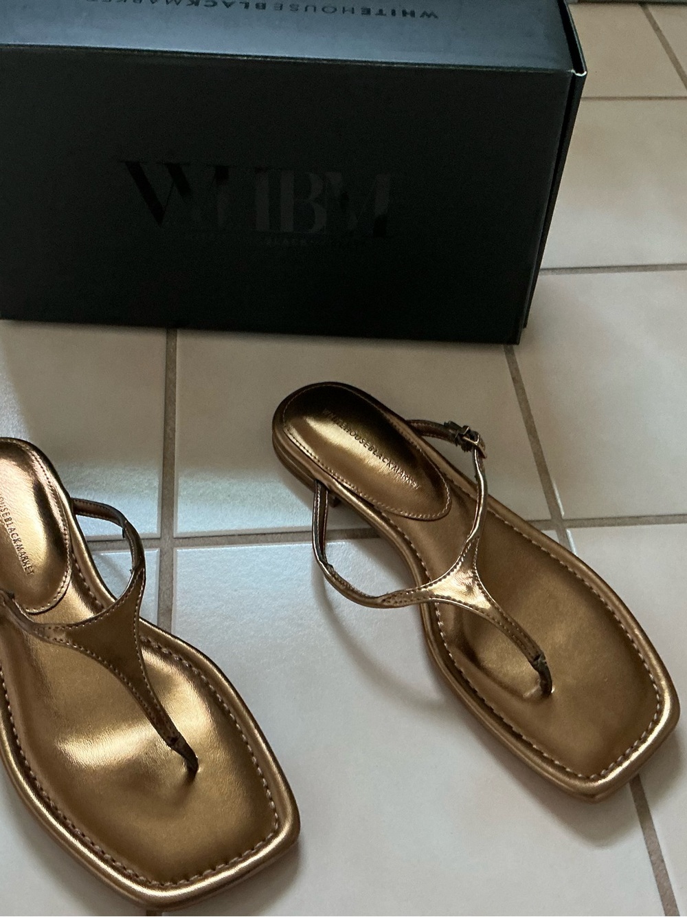 White House Black Market Metallic  Flat Thong Sandals Sz 9 NIB! Copper